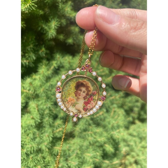 Victorian Style Woman Necklace - Victorian Looking Pendant with Pearls - Picture 3 of 3